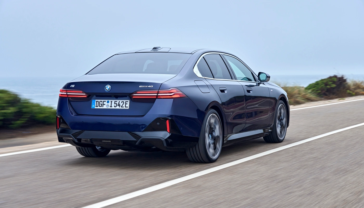 Bmw I5 Berlina Edrive40 - Contexto Entorno Real Contexto Conduciendo Exterior Trasera Izquierda