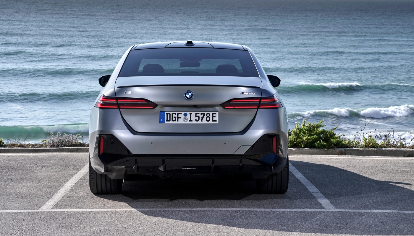 Bmw I5 Berlina M60 Xdrive - Contexto Entorno Real Contexto Aparcado Exterior Trasera