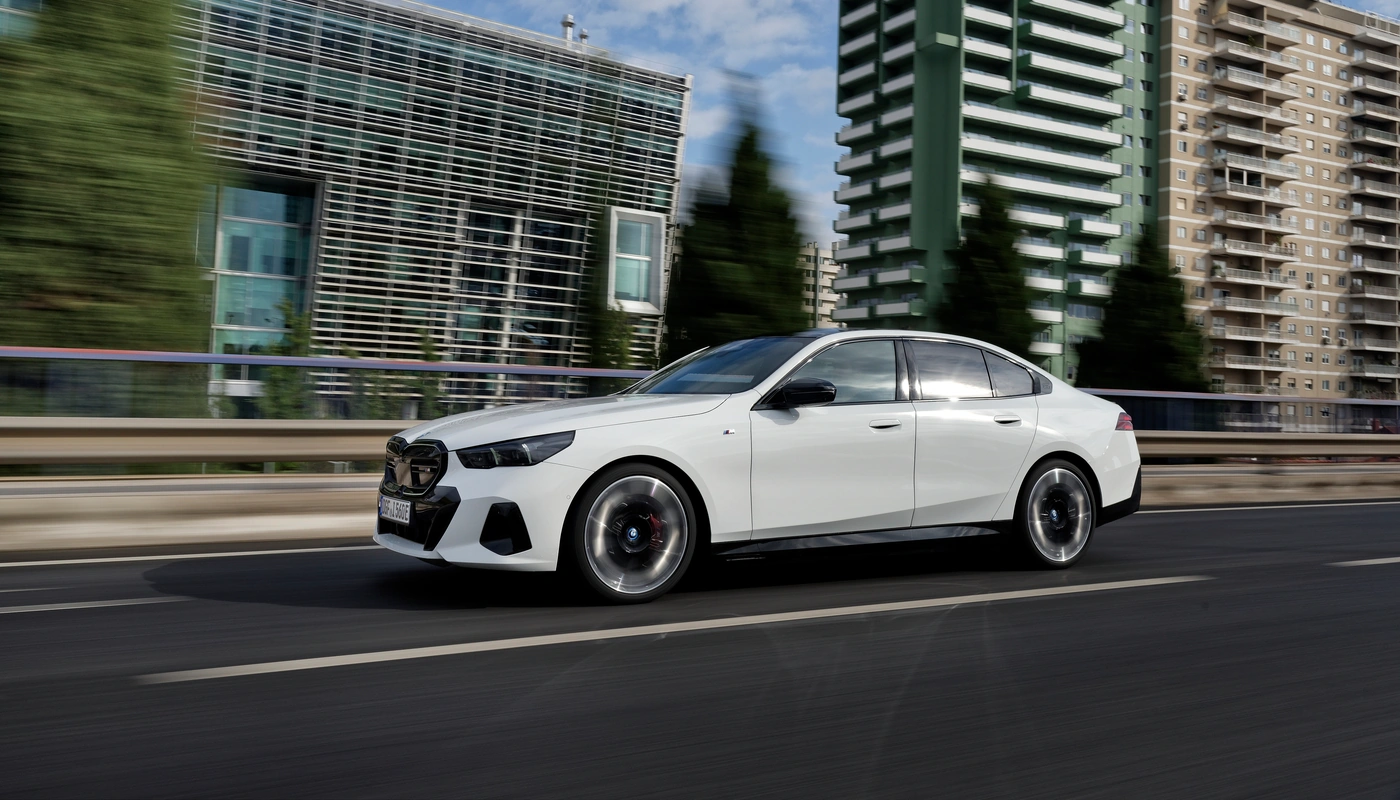 Bmw I5 Berlina M60 Xdrive - Contexto Entorno Real Contexto Conduciendo Exterior Frontal Izquierda Exterior Lateral Izquierda