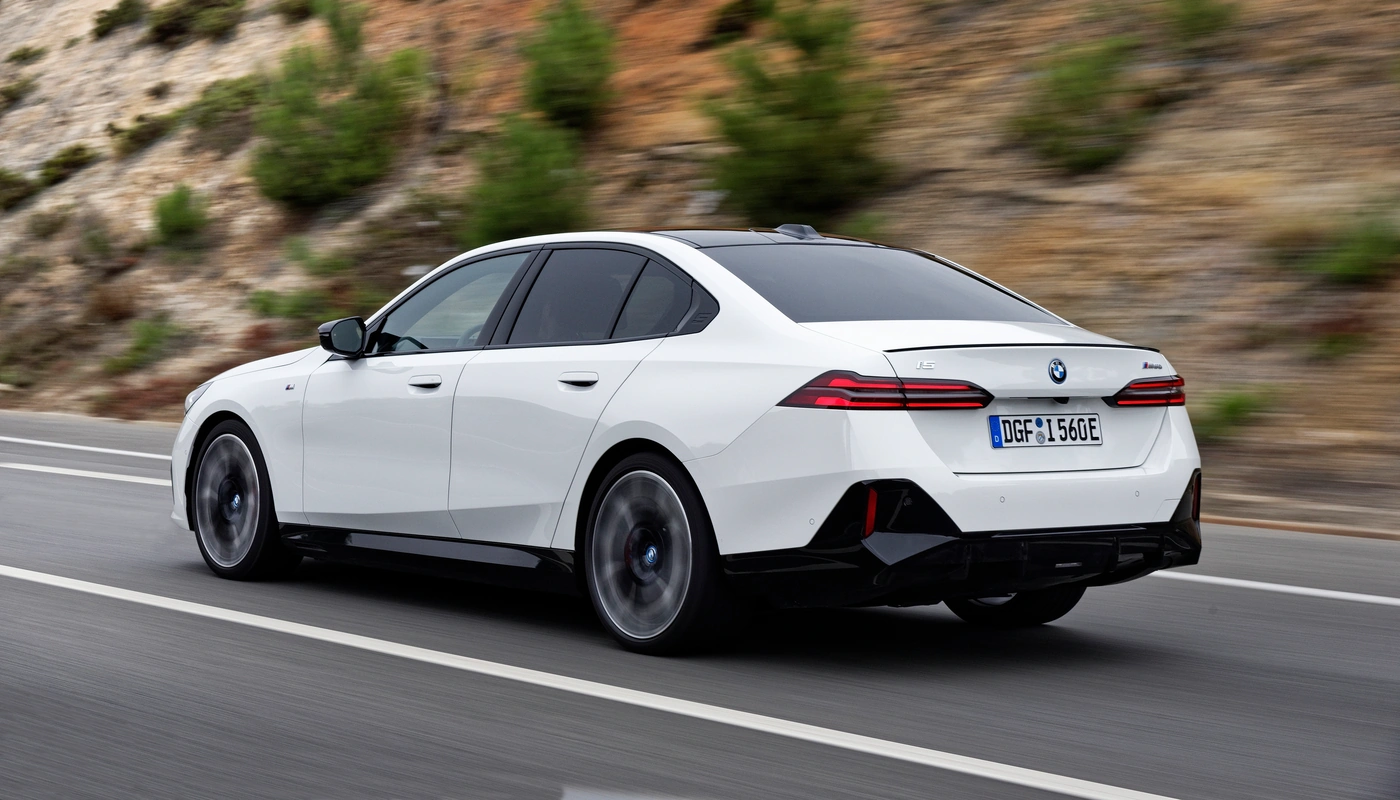 Bmw I5 Berlina M60 Xdrive - Contexto Entorno Real Contexto Conduciendo Exterior Trasera Derecha