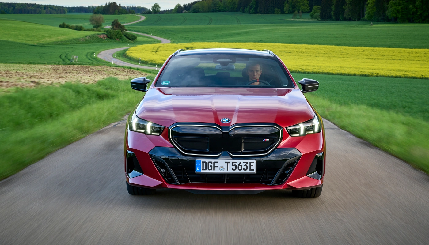 Bmw I5 Touring M60 Xdrive - Contexto Entorno Real Contexto Conduciendo Exterior Frontal