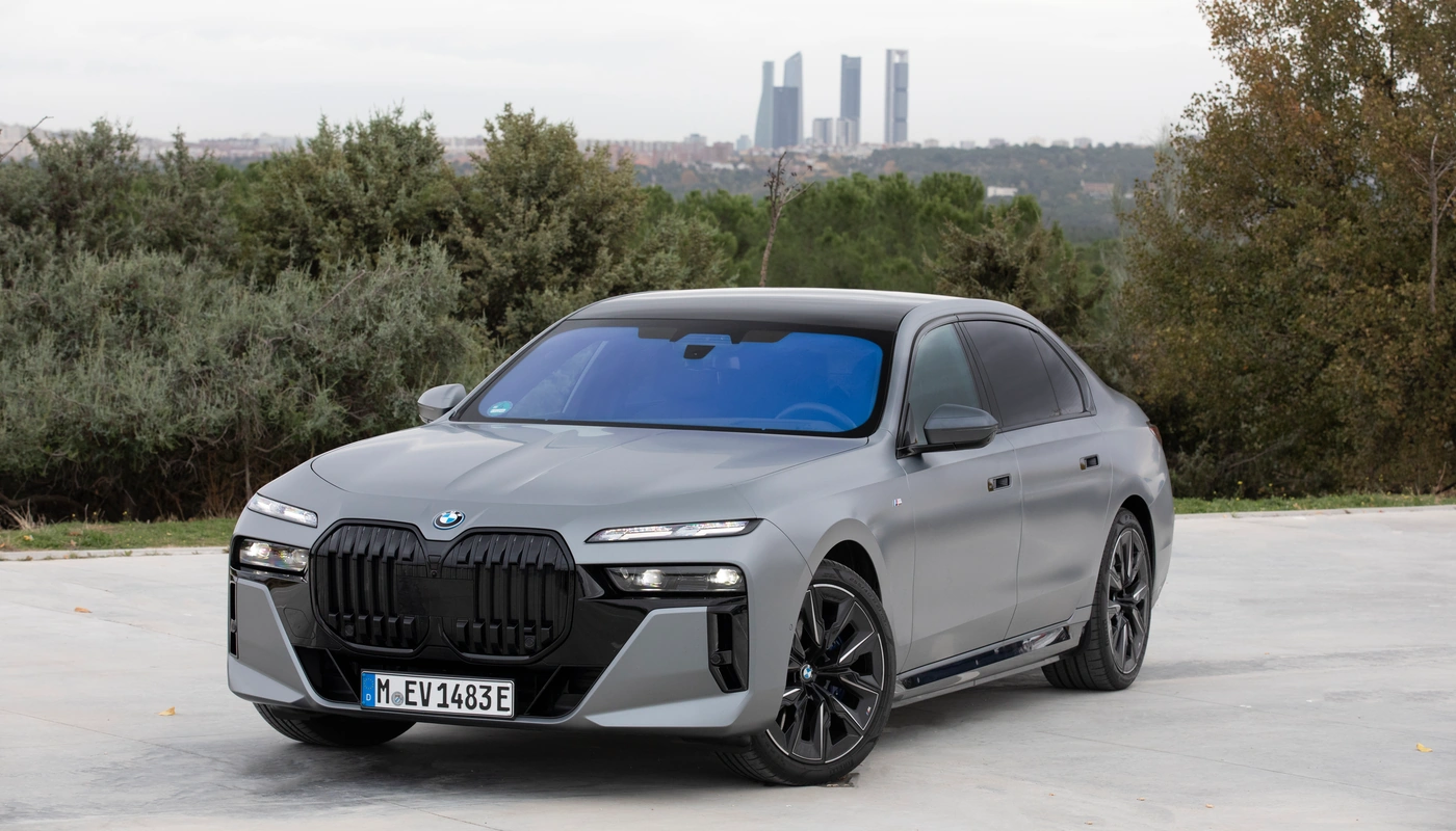 Bmw I7 Edrive50 - Contexto Entorno Real Contexto Aparcado Exterior Frontal Izquierda