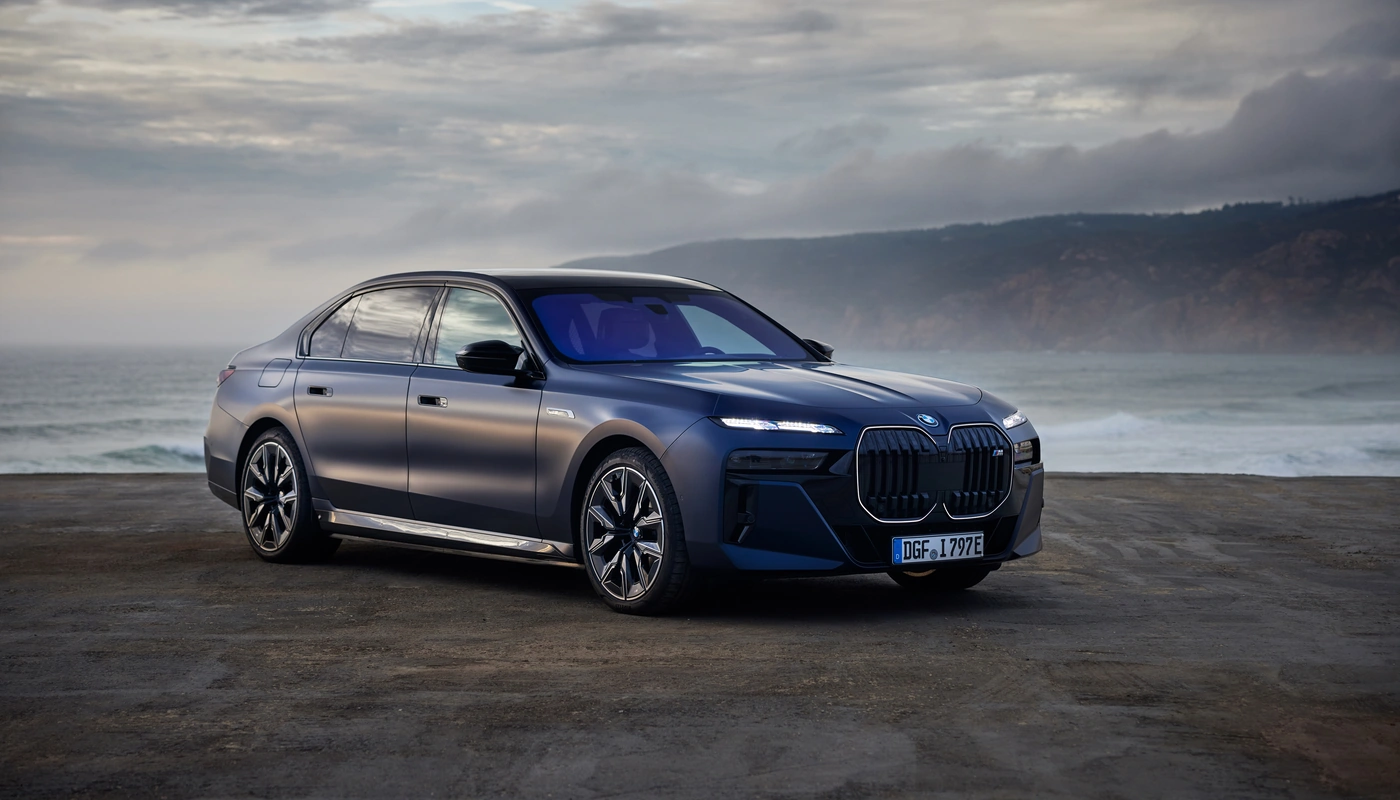 Bmw I7 M70 Xdrive - Contexto Entorno Real Contexto Aparcado Exterior Frontal Derecha