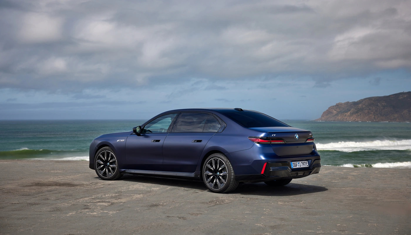 Bmw I7 M70 Xdrive - Contexto Entorno Real Contexto Aparcado Exterior Trasera Derecha Exterior Lateral Izquierda