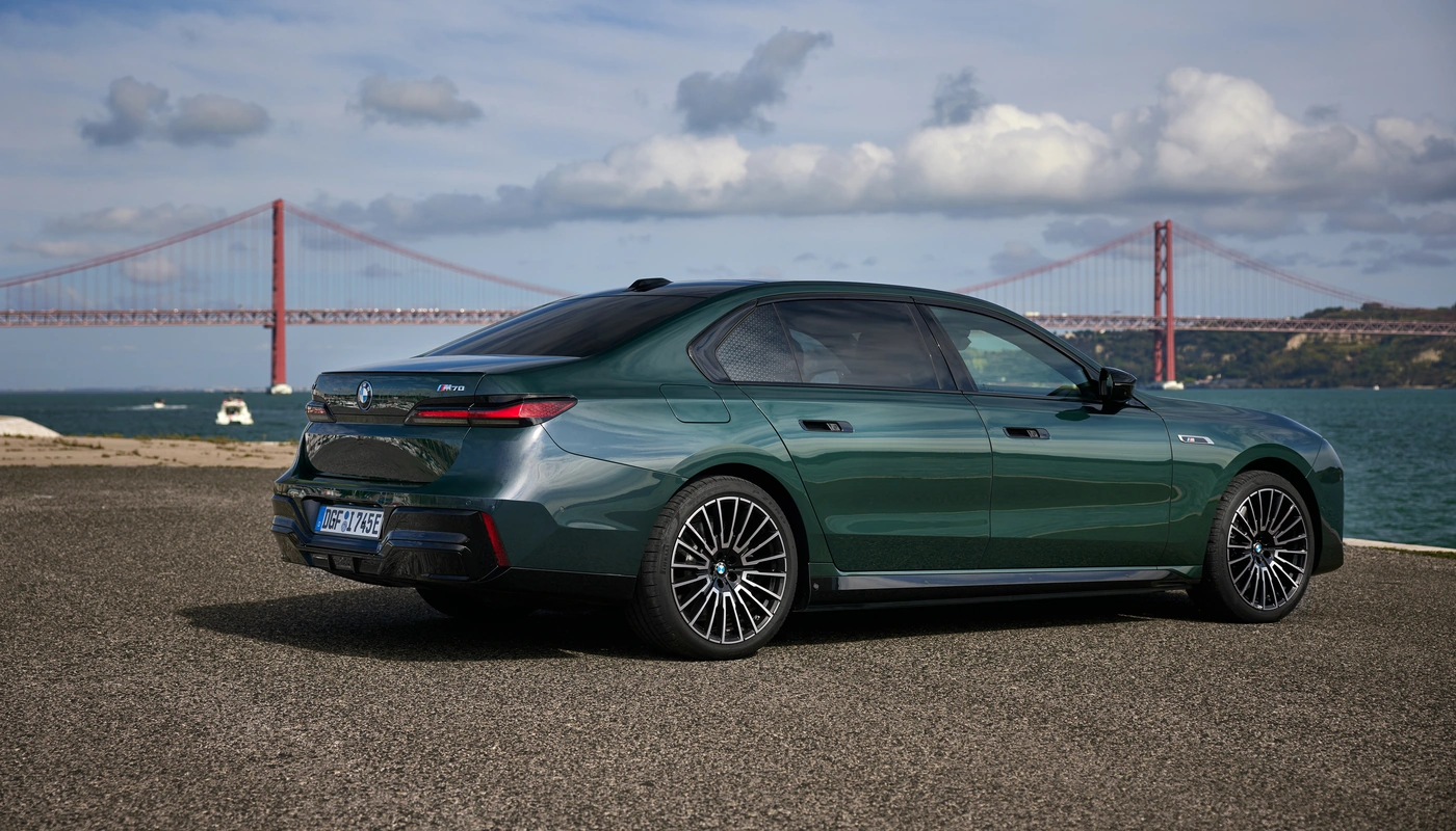 Bmw I7 M70 Xdrive - Contexto Entorno Real Contexto Aparcado Exterior Trasera Izquierda Exterior Lateral Derecha