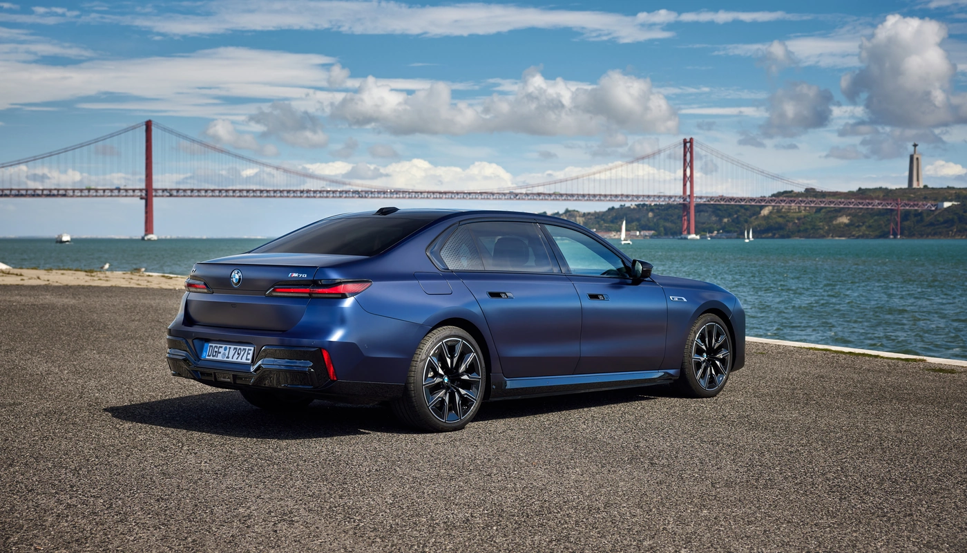 Bmw I7 M70 Xdrive - Contexto Entorno Real Contexto Aparcado Exterior Trasera Izquierda Exterior Lateral Derecha