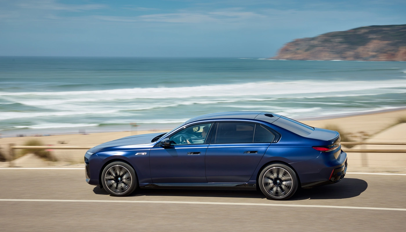 Bmw I7 M70 Xdrive - Contexto Entorno Real Contexto Conduciendo Exterior Lateral Izquierda
