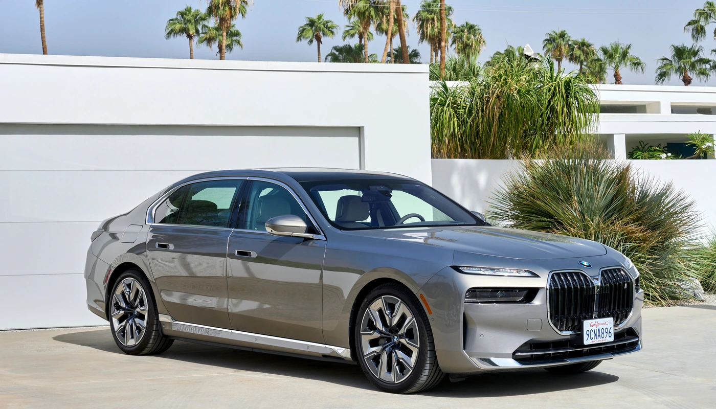 Bmw I7 Xdrive60 - Contexto Entorno Real Contexto Aparcado Exterior Frontal Derecha