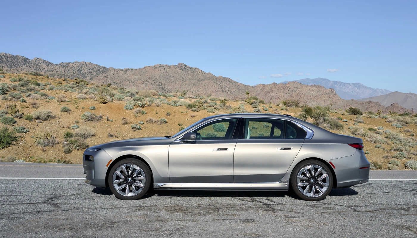 Bmw I7 Xdrive60 - Contexto Entorno Real Contexto Aparcado Exterior Lateral Izquierda