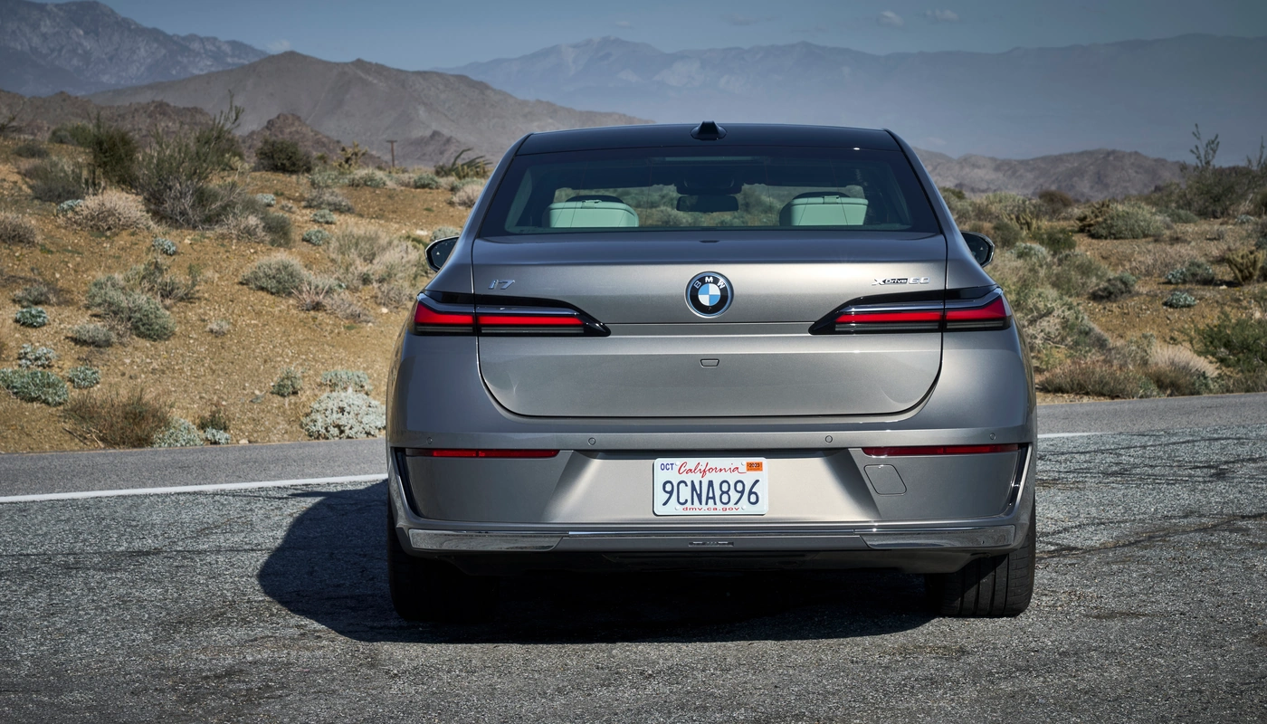 Bmw I7 Xdrive60 - Contexto Entorno Real Contexto Aparcado Exterior Trasera