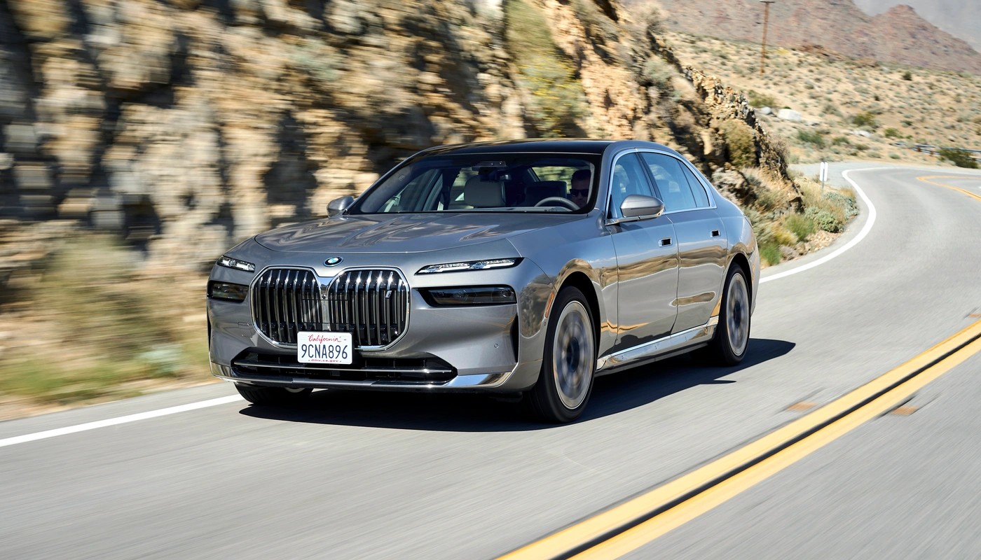 Bmw I7 Xdrive60 - Contexto Entorno Real Contexto Conduciendo Exterior Frontal Izquierda