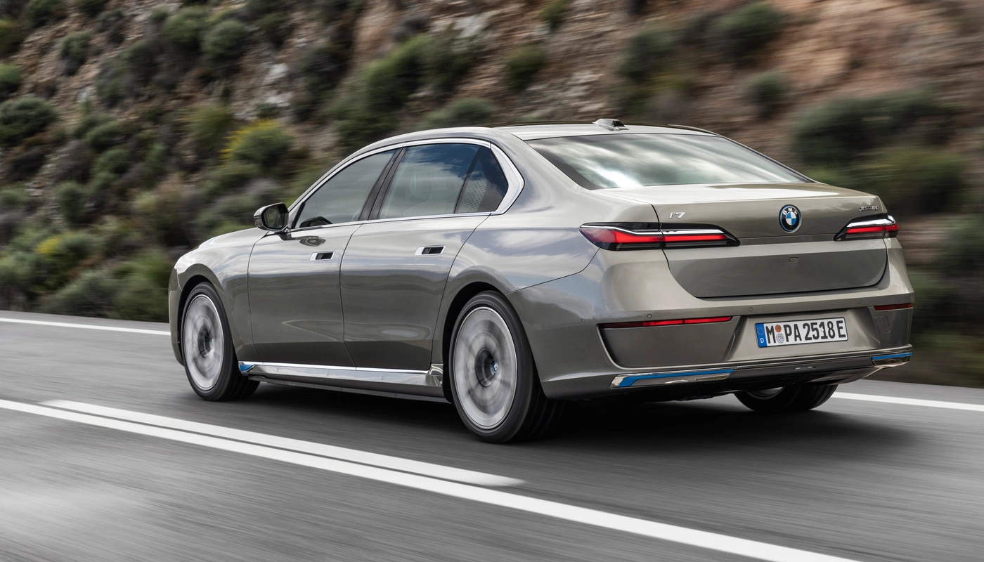 Bmw I7 Xdrive60 - Contexto Entorno Real Contexto Conduciendo Exterior Trasera Derecha Exterior Lateral Izquierda