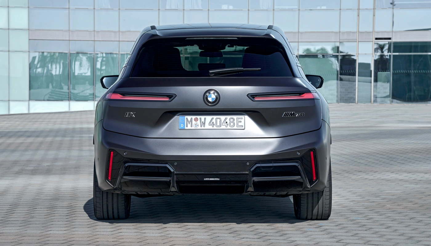 Bmw Ix M70 Xdrive - Contexto Entorno Real Contexto Aparcado Exterior Trasera