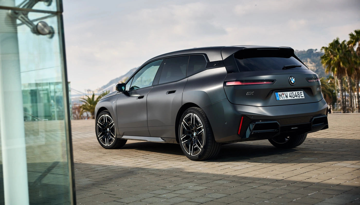 Bmw Ix M70 Xdrive - Contexto Entorno Real Contexto Aparcado Exterior Trasera Derecha Exterior Lateral Izquierda