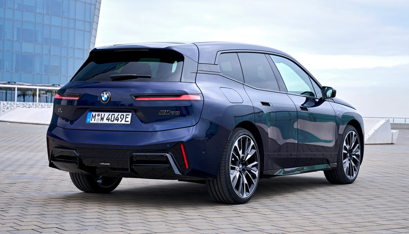 Bmw Ix M70 Xdrive - Contexto Entorno Real Contexto Aparcado Exterior Trasera Izquierda