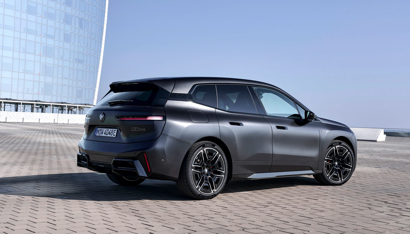 Bmw Ix M70 Xdrive - Contexto Entorno Real Contexto Aparcado Exterior Trasera Izquierda Exterior Lateral Derecha