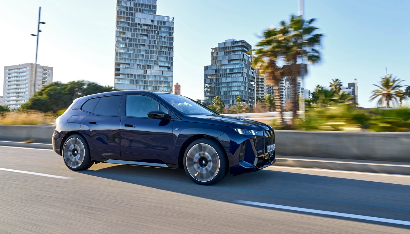 Bmw Ix M70 Xdrive - Contexto Entorno Real Contexto Conduciendo Exterior Lateral Derecha