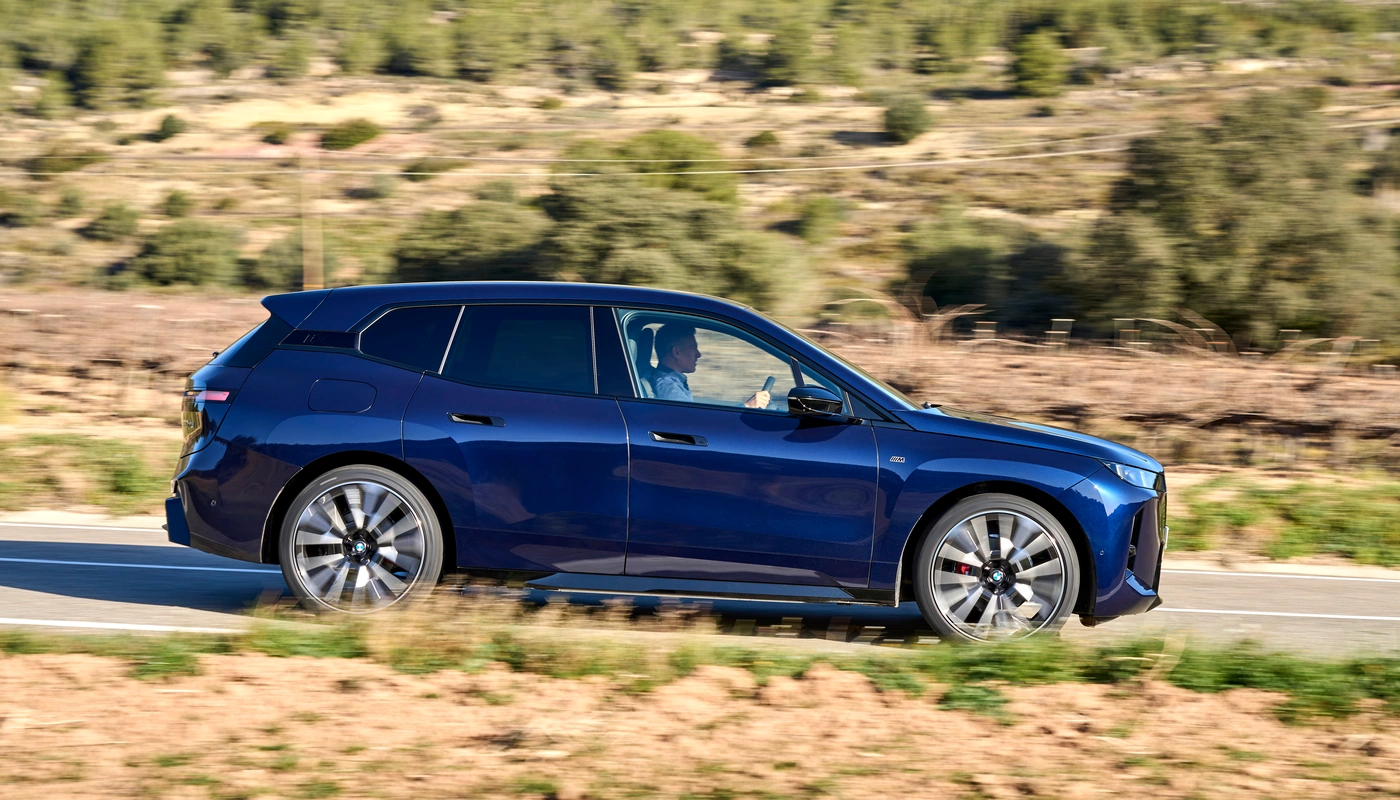 Bmw Ix M70 Xdrive - Contexto Entorno Real Contexto Conduciendo Exterior Lateral Derecha