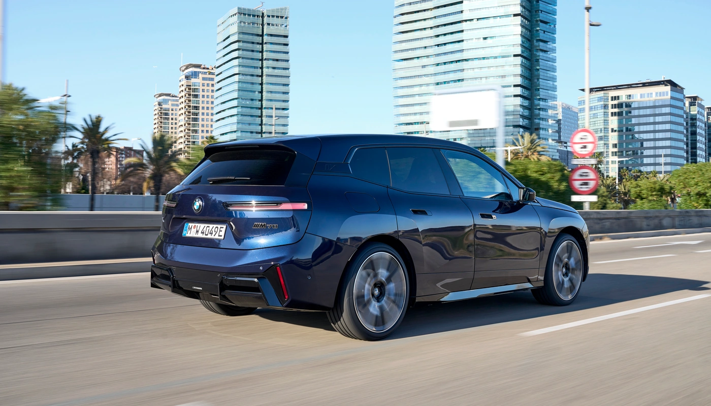 Bmw Ix M70 Xdrive - Contexto Entorno Real Contexto Conduciendo Exterior Trasera Izquierda Exterior Lateral Derecha