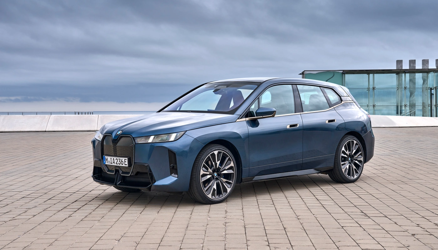 Bmw Ix Xdrive45 - Contexto Entorno Real Contexto Aparcado Exterior Frontal Izquierda Exterior Lateral Izquierda