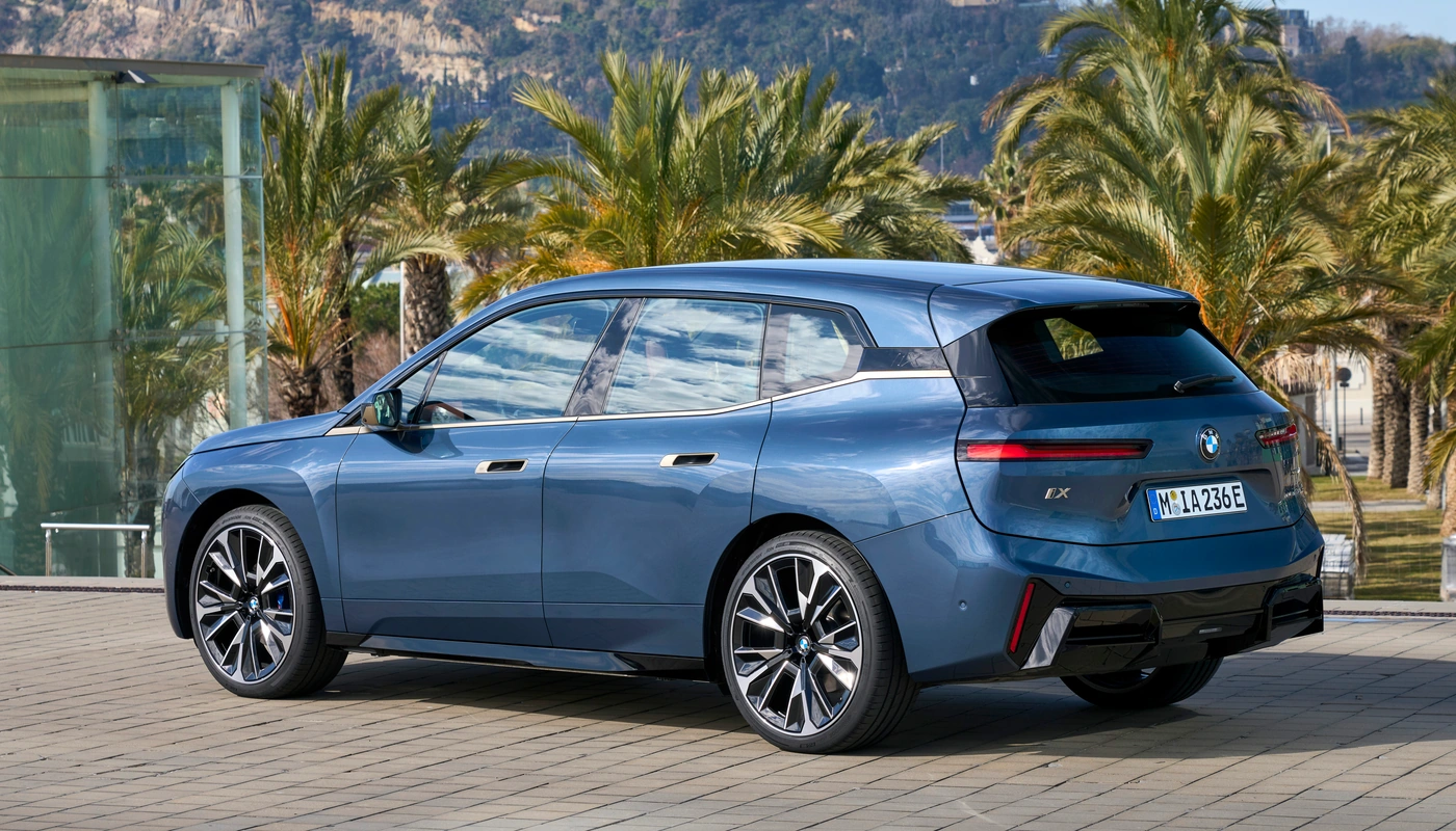 Bmw Ix Xdrive45 - Contexto Entorno Real Contexto Aparcado Exterior Trasera Derecha Exterior Lateral Izquierda