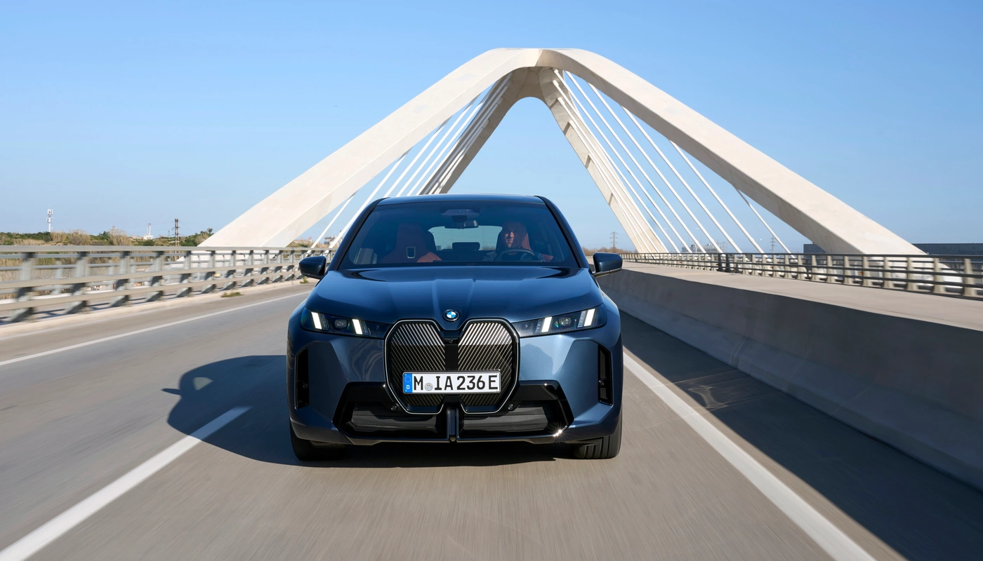 Bmw Ix Xdrive45 - Contexto Entorno Real Contexto Conduciendo Exterior Frontal