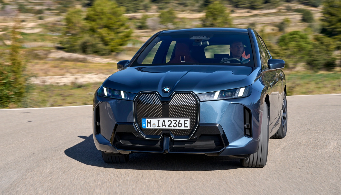 Bmw Ix Xdrive45 - Contexto Entorno Real Contexto Conduciendo Exterior Frontal