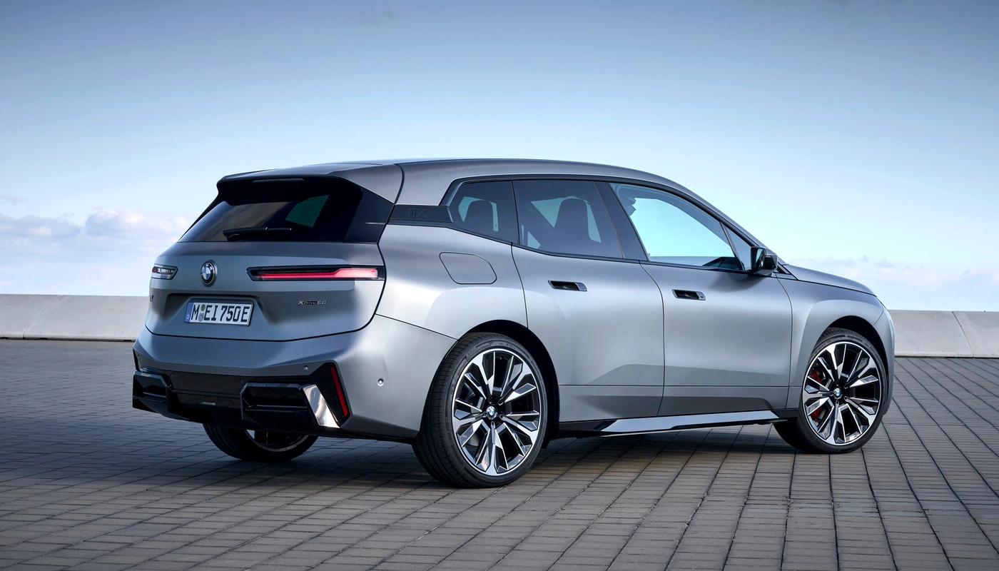 Bmw Ix Xdrive60 - Contexto Entorno Real Contexto Aparcado Exterior Trasera Izquierda Exterior Lateral Derecha