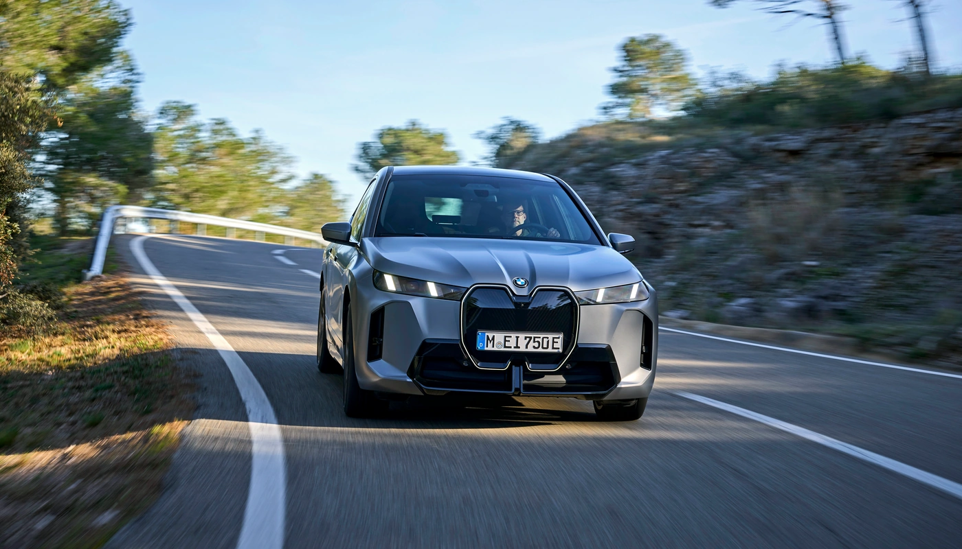 Bmw Ix Xdrive60 - Contexto Entorno Real Contexto Conduciendo Exterior Frontal