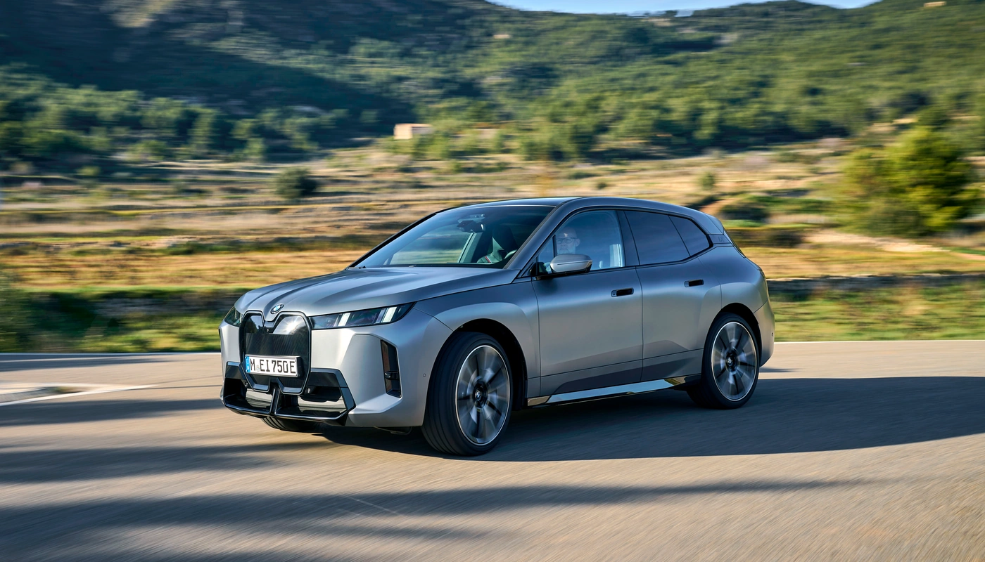 Bmw Ix Xdrive60 - Contexto Entorno Real Contexto Conduciendo Exterior Frontal Izquierda