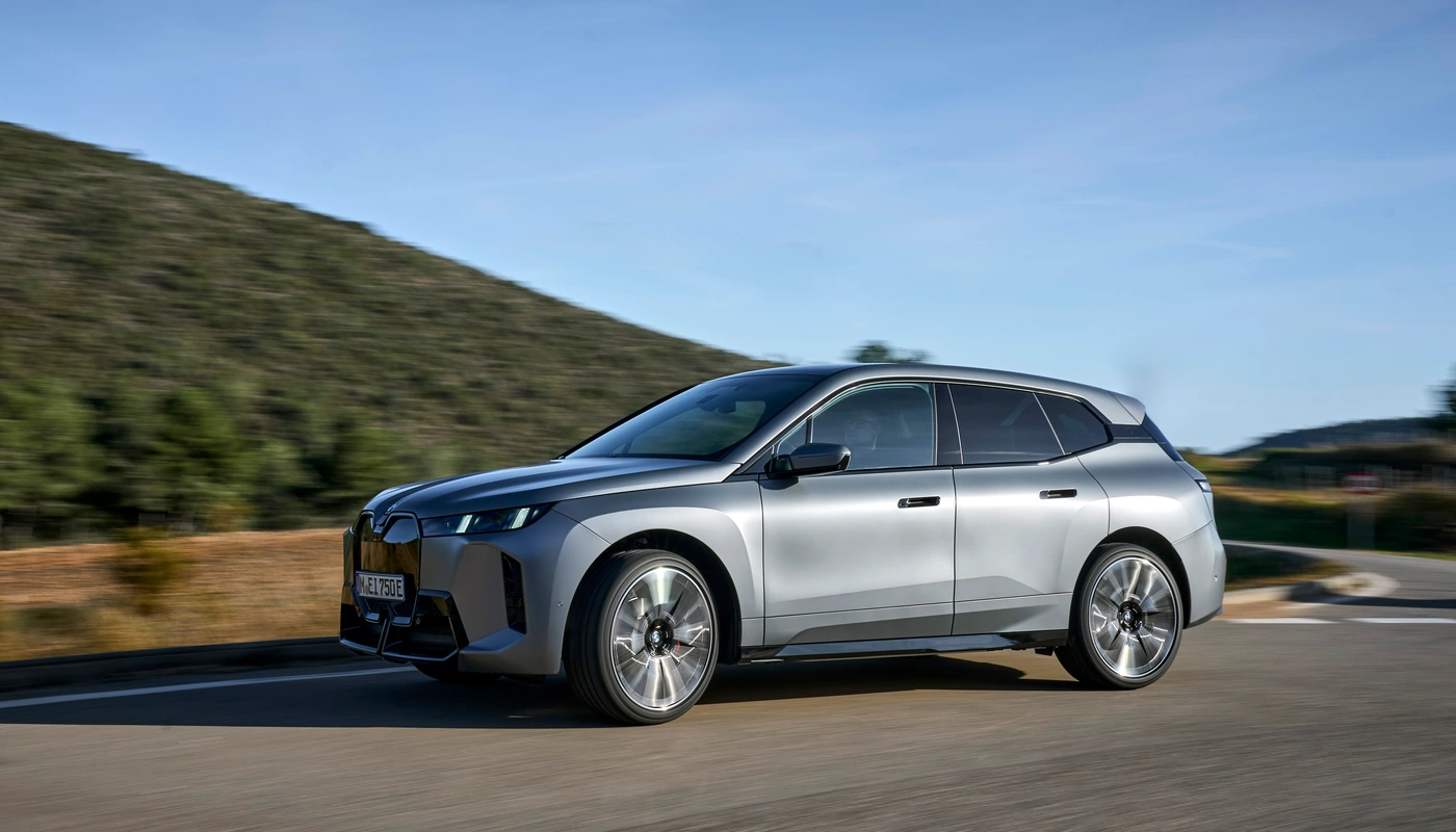 Bmw Ix Xdrive60 - Contexto Entorno Real Contexto Conduciendo Exterior Lateral Izquierda