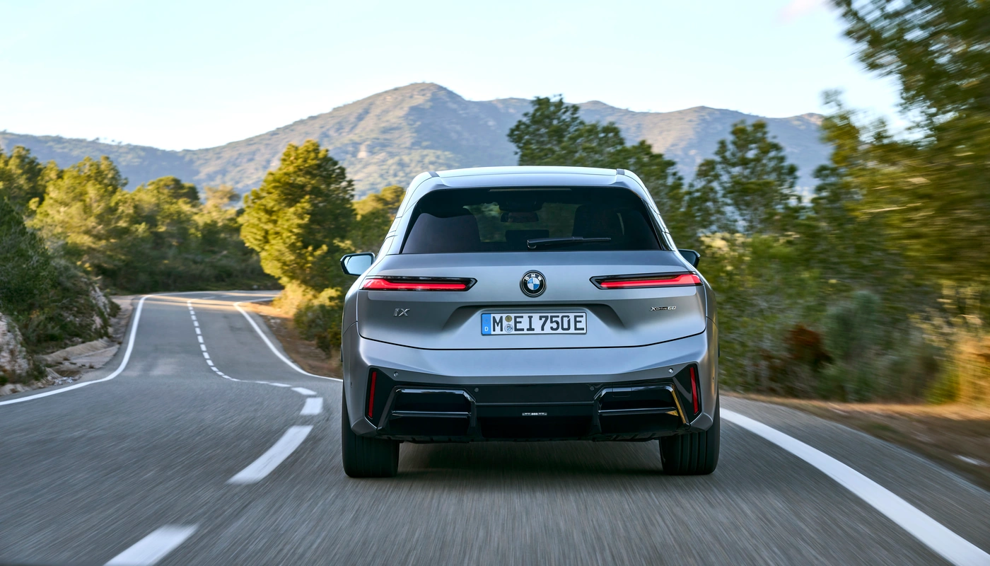 Bmw Ix Xdrive60 - Contexto Entorno Real Contexto Conduciendo Exterior Trasera