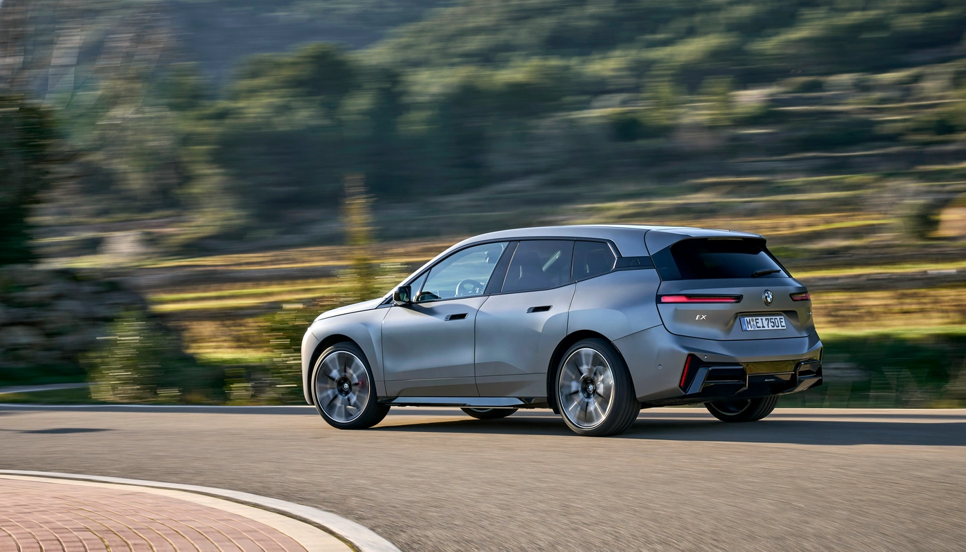 Bmw Ix Xdrive60 - Contexto Entorno Real Contexto Conduciendo Exterior Trasera Derecha Exterior Lateral Izquierda