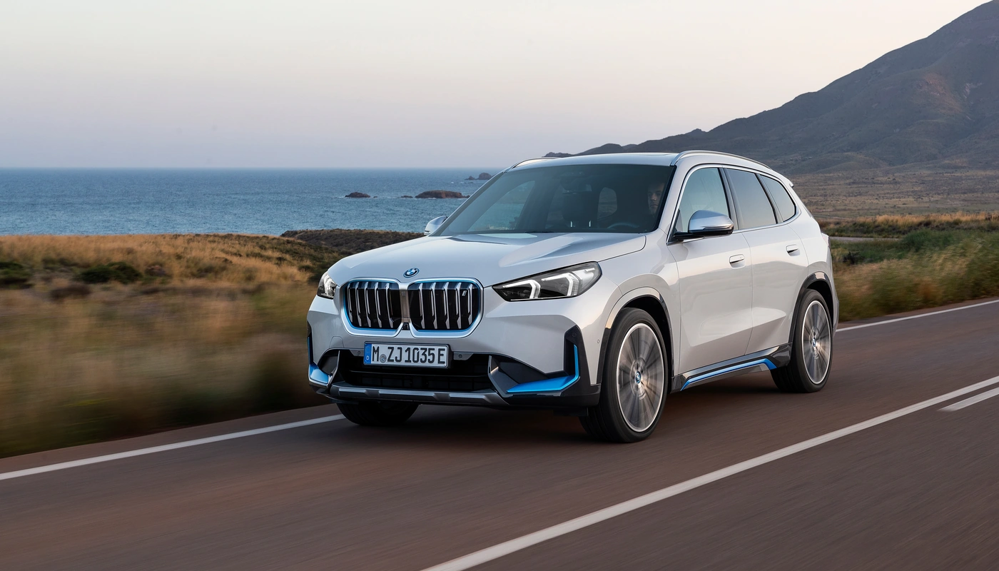 Bmw Ix1 Xdrive30 - Contexto Entorno Real Contexto Conduciendo Exterior Frontal Izquierda