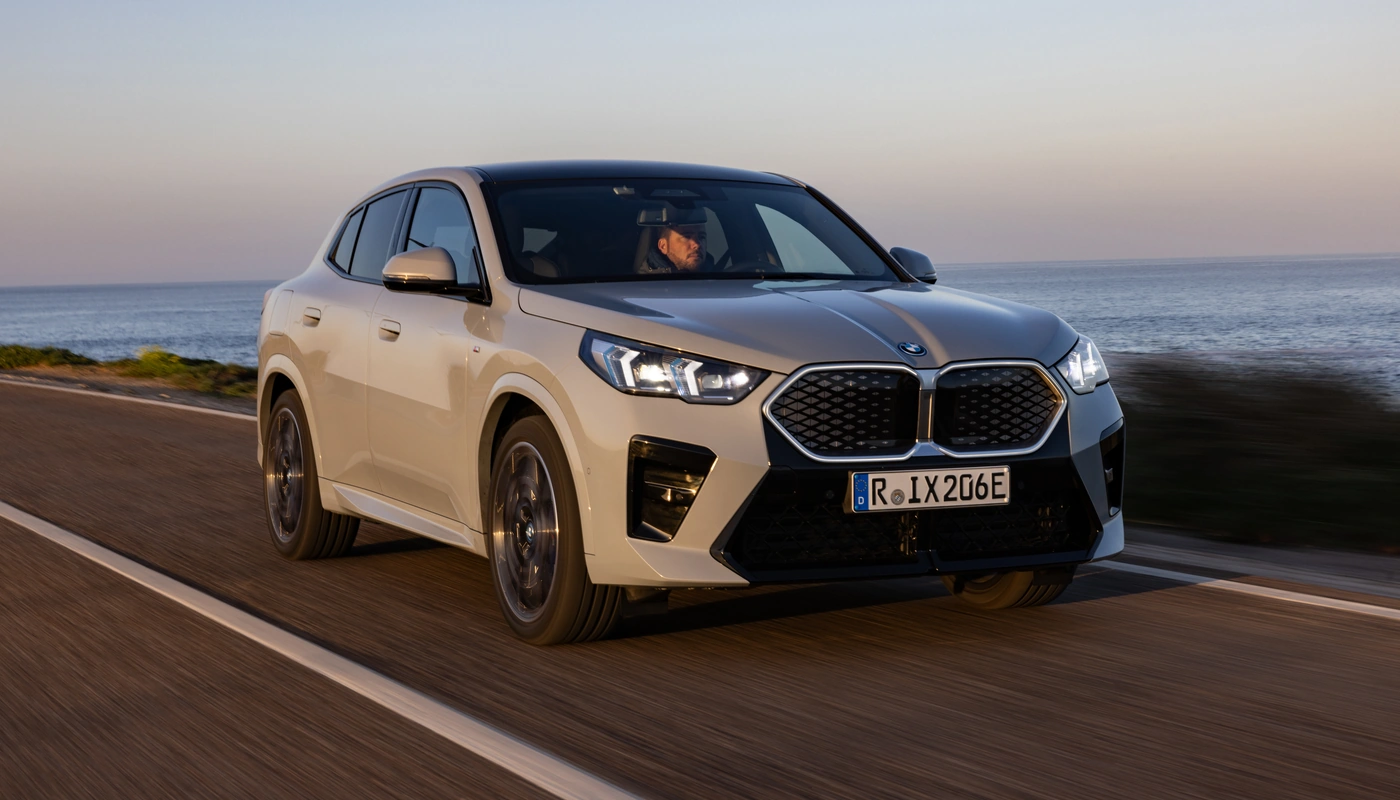 Bmw Ix2 Xdrive30 - Contexto Entorno Real Contexto Conduciendo Exterior Frontal Derecha