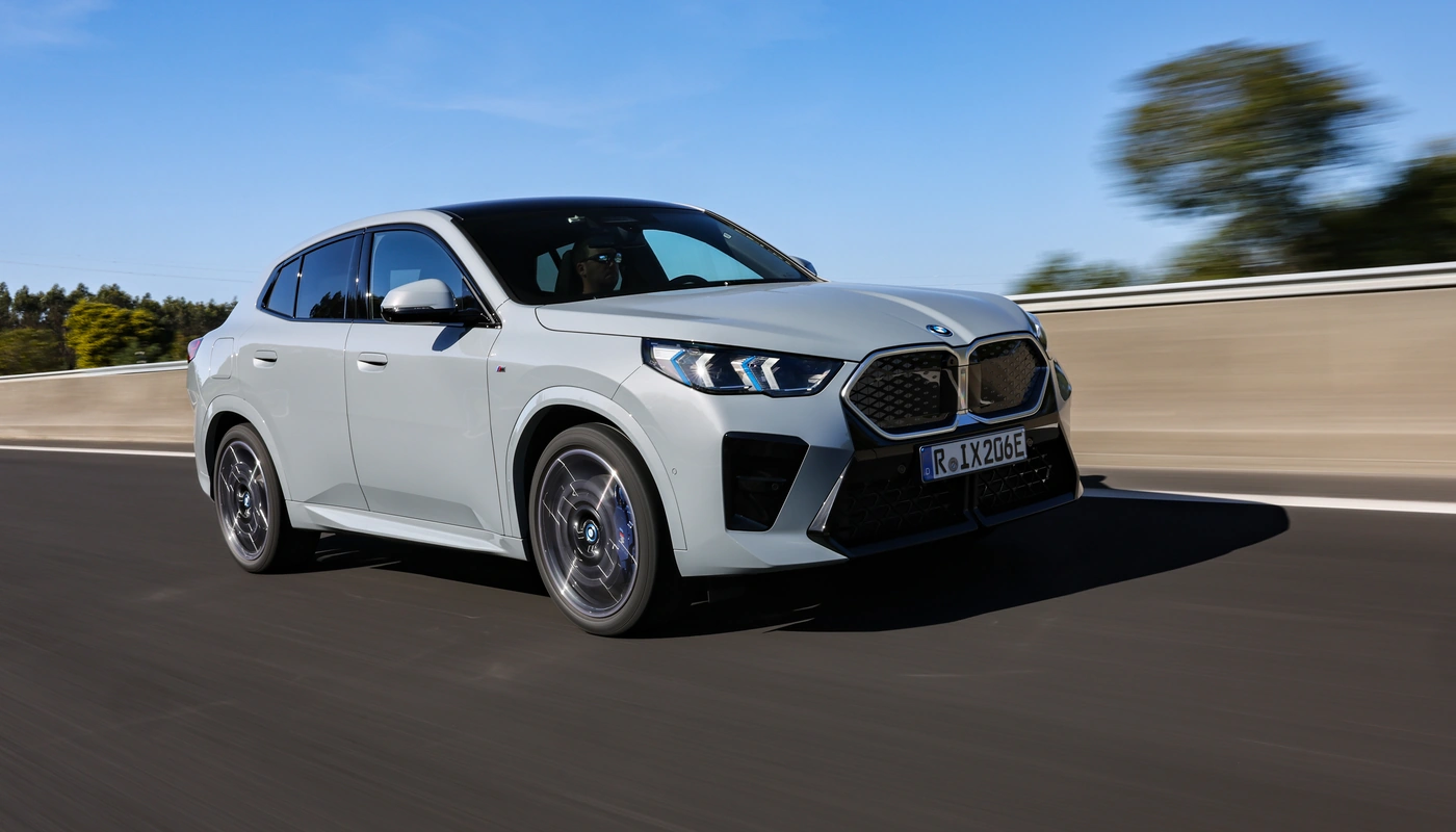 Bmw Ix2 Xdrive30 - Contexto Entorno Real Contexto Conduciendo Exterior Frontal Derecha