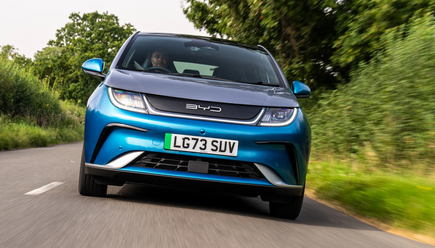 Byd Dolphin Design - Contexto Entorno Real Contexto Conduciendo Exterior Frontal