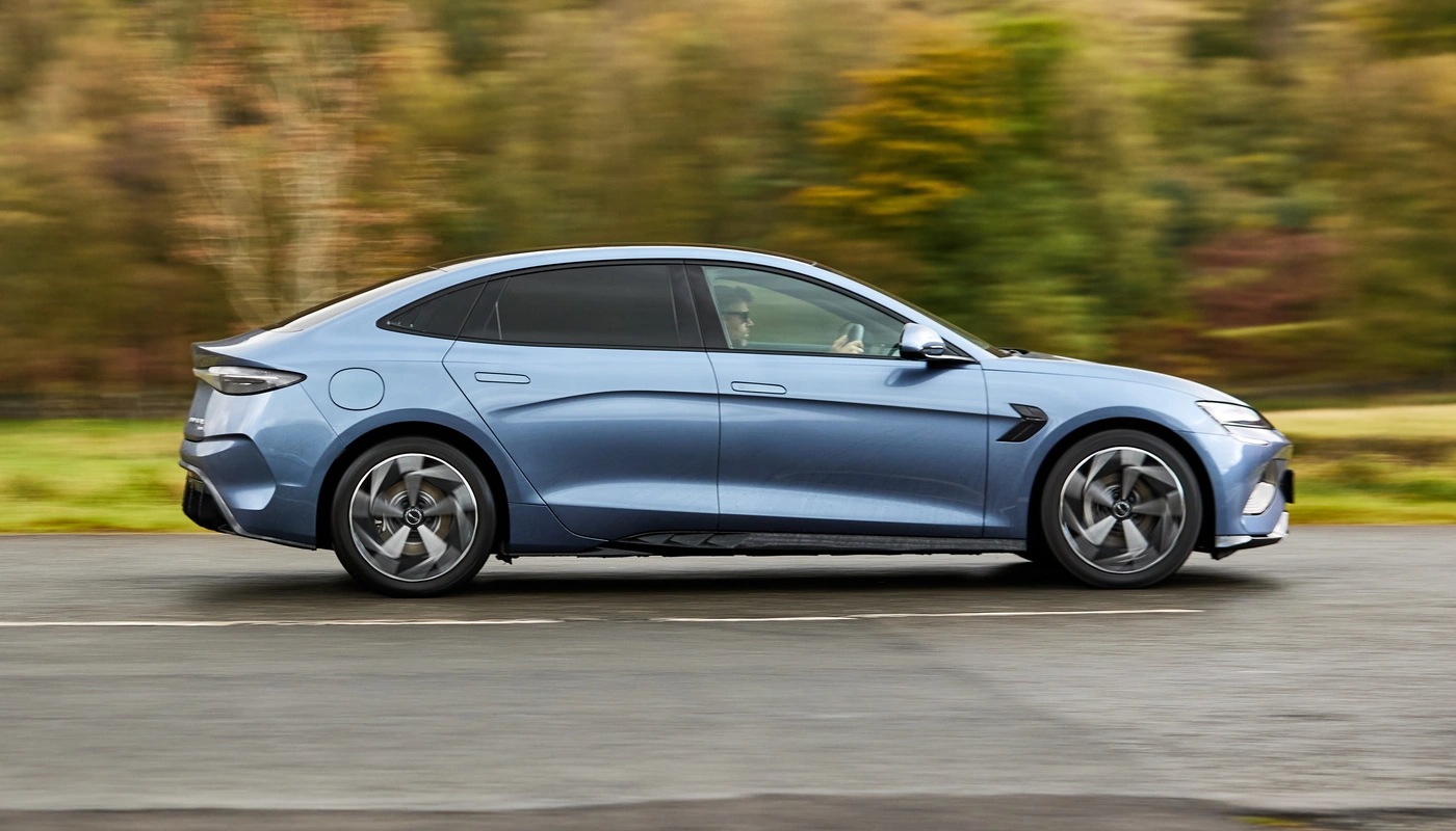 Byd Seal Design - Contexto Entorno Real Contexto Conduciendo Exterior Lateral Derecha