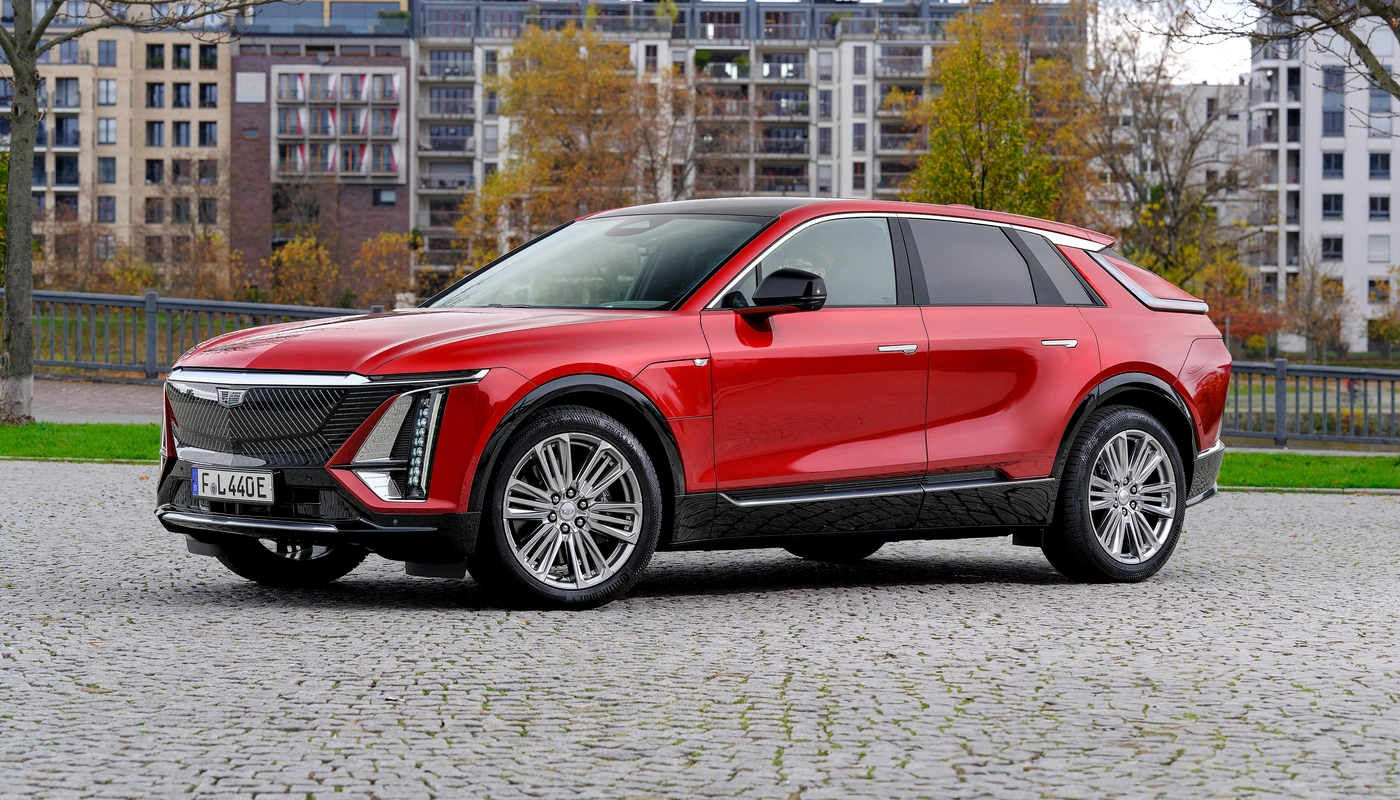 Cadillac Lyriq Luxury - Contexto Entorno Real Contexto Aparcado Exterior Frontal Izquierda Exterior Lateral Izquierda