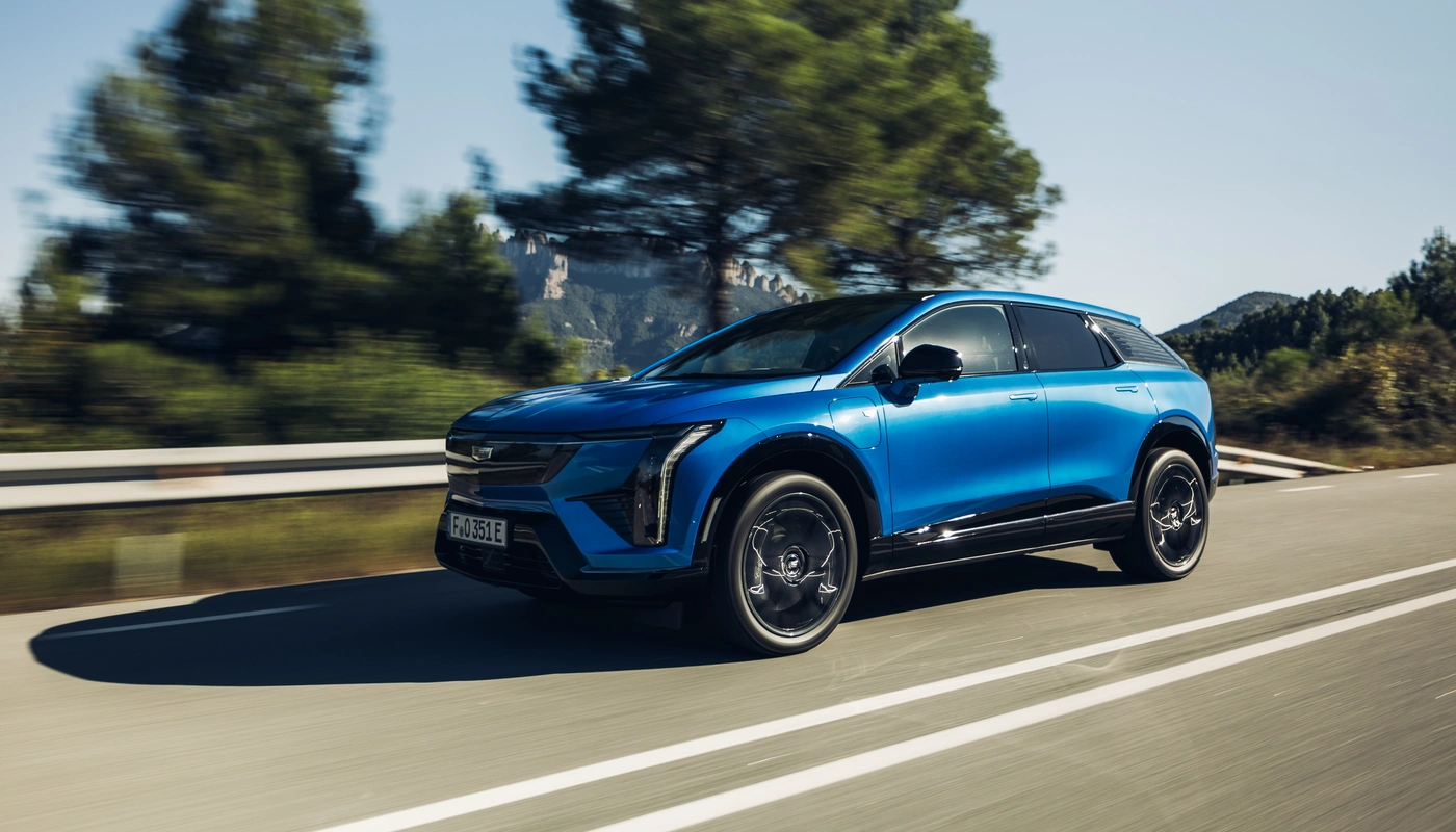 Cadillac Optiq Premium Sport - Contexto Conduciendo Exterior Frontal Izquierda Exterior Lateral Izquierda