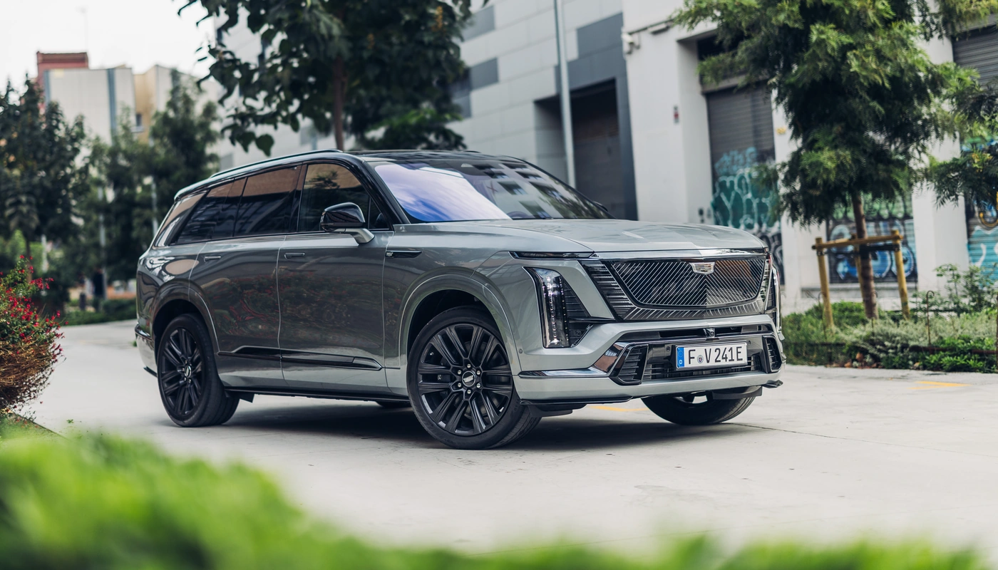 Cadillac Vistiq Platinum - Contexto Entorno Real Contexto Aparcado Exterior Frontal Derecha Exterior Lateral Derecha