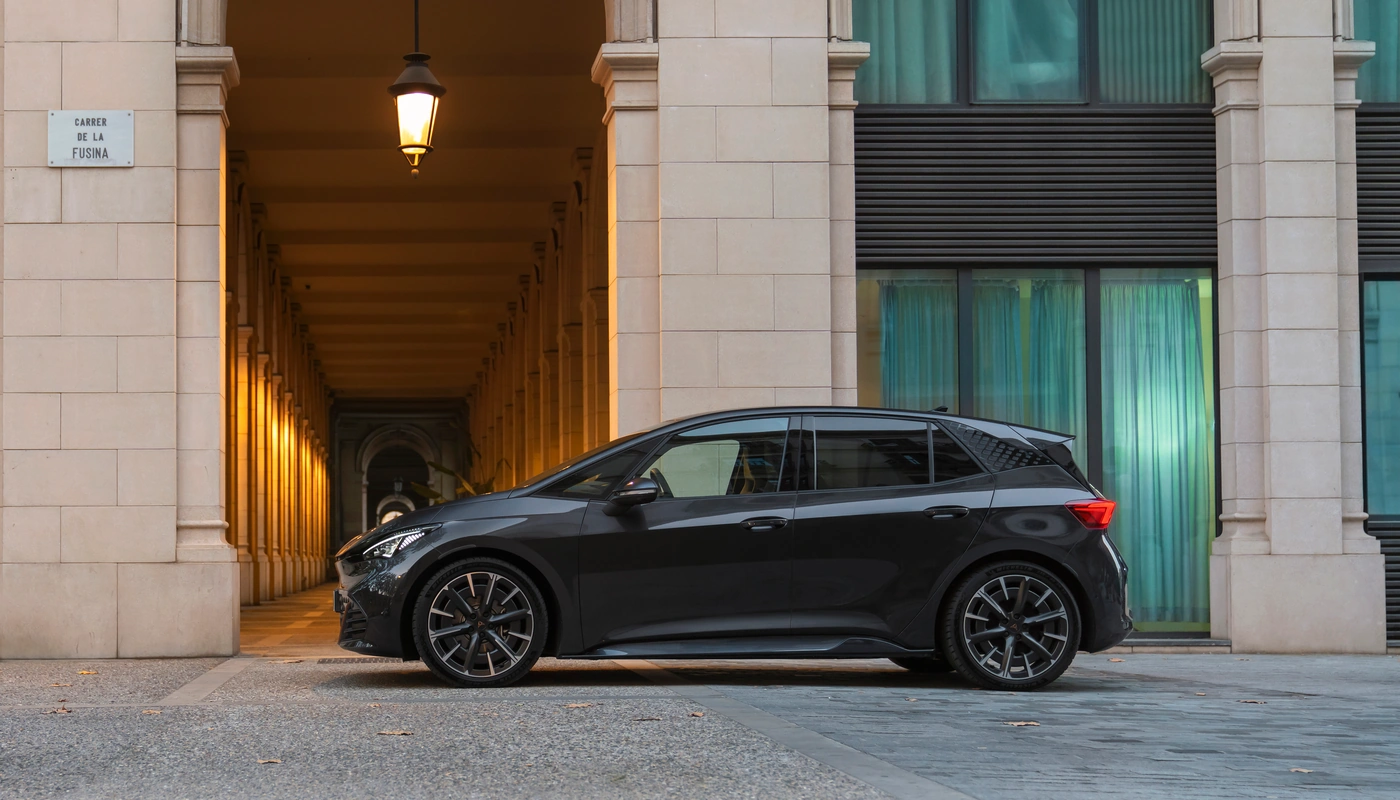 Cupra Born E Boost - Contexto Entorno Real Contexto Aparcado Exterior Lateral Izquierda