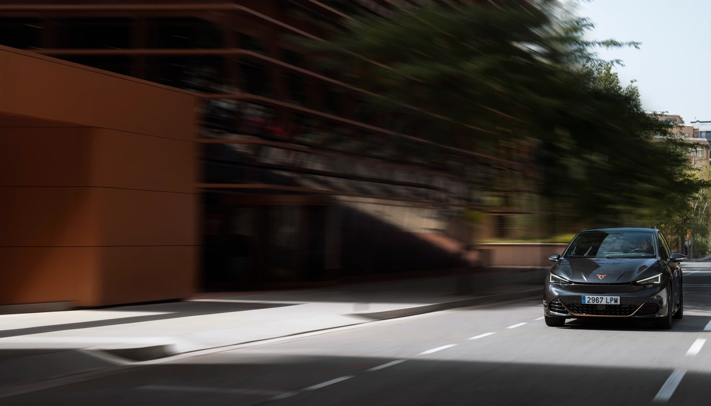 Cupra Born E Boost - Contexto Entorno Real Contexto Conduciendo Exterior Frontal