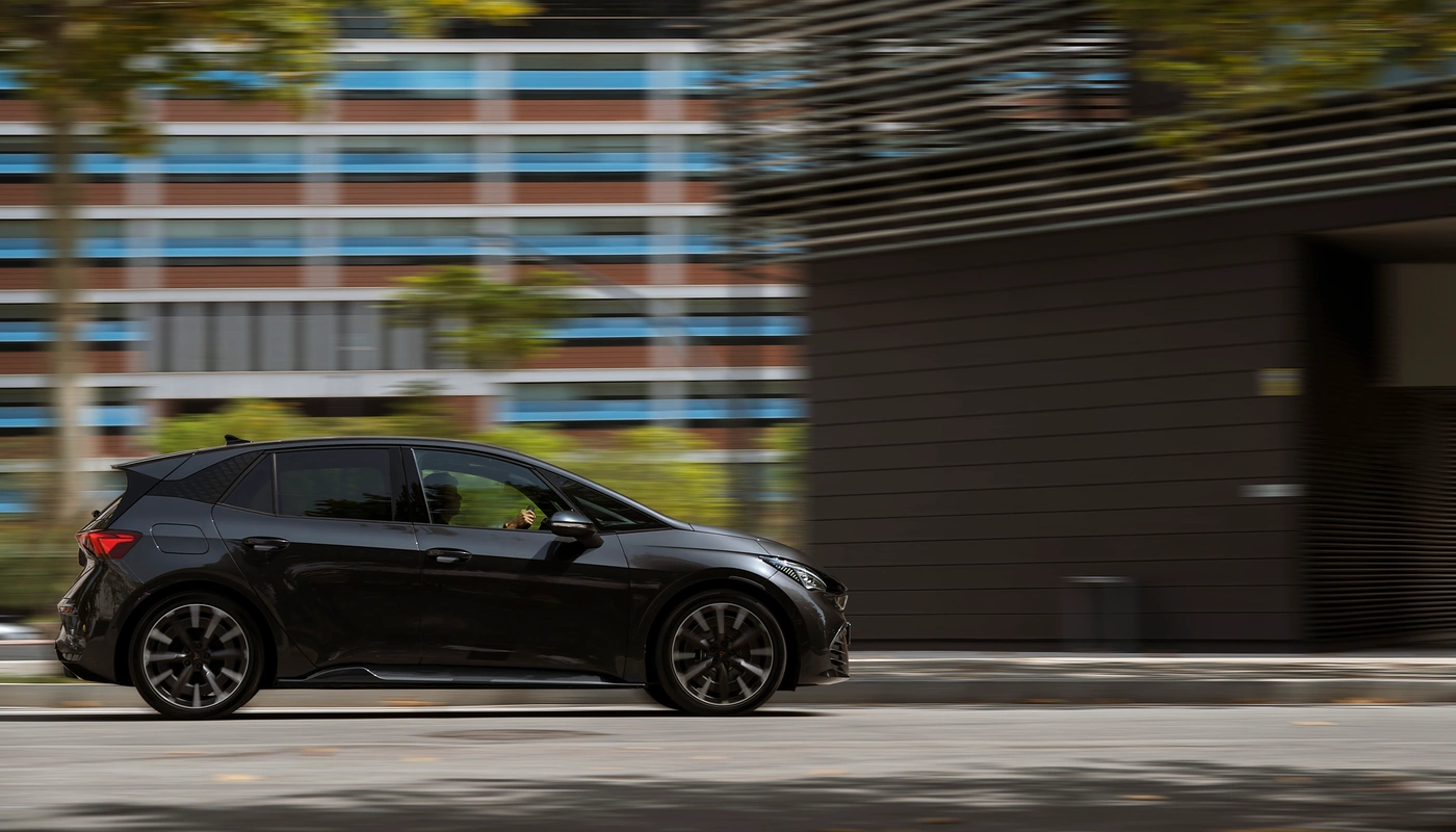 Cupra Born E Boost - Contexto Entorno Real Contexto Conduciendo Exterior Lateral Derecha