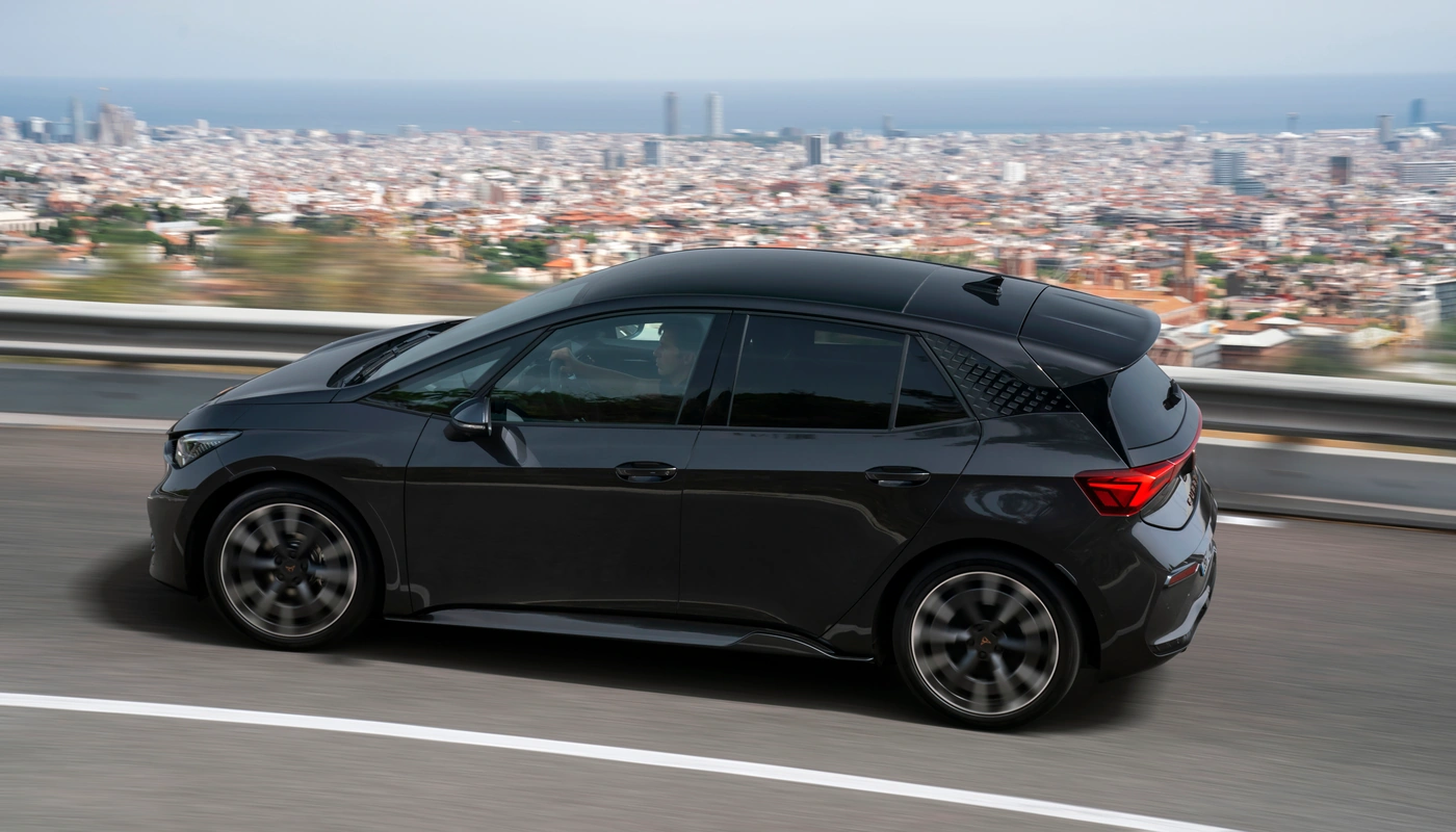 Cupra Born E Boost - Contexto Entorno Real Contexto Conduciendo Exterior Lateral Izquierda