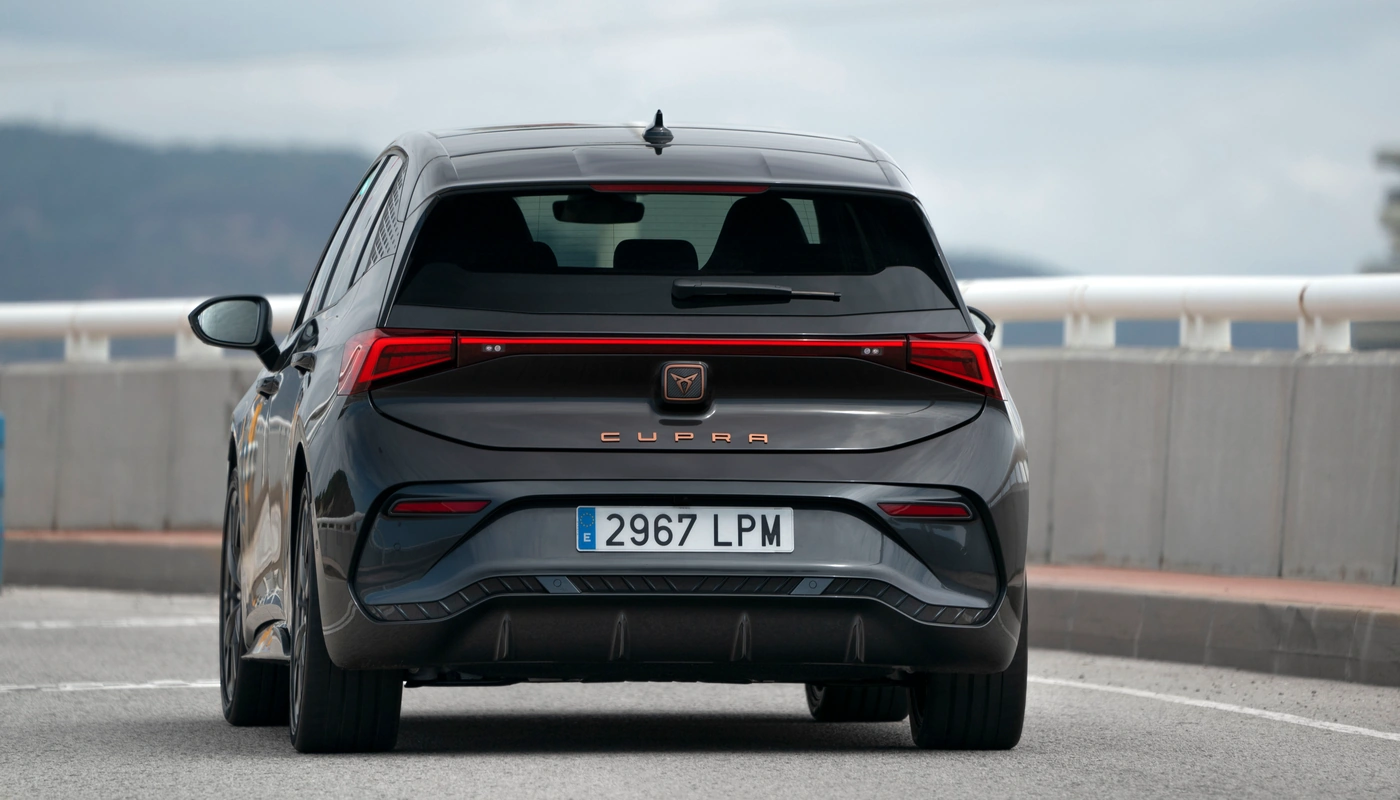 Cupra Born E Boost - Contexto Entorno Real Contexto Conduciendo Exterior Trasera