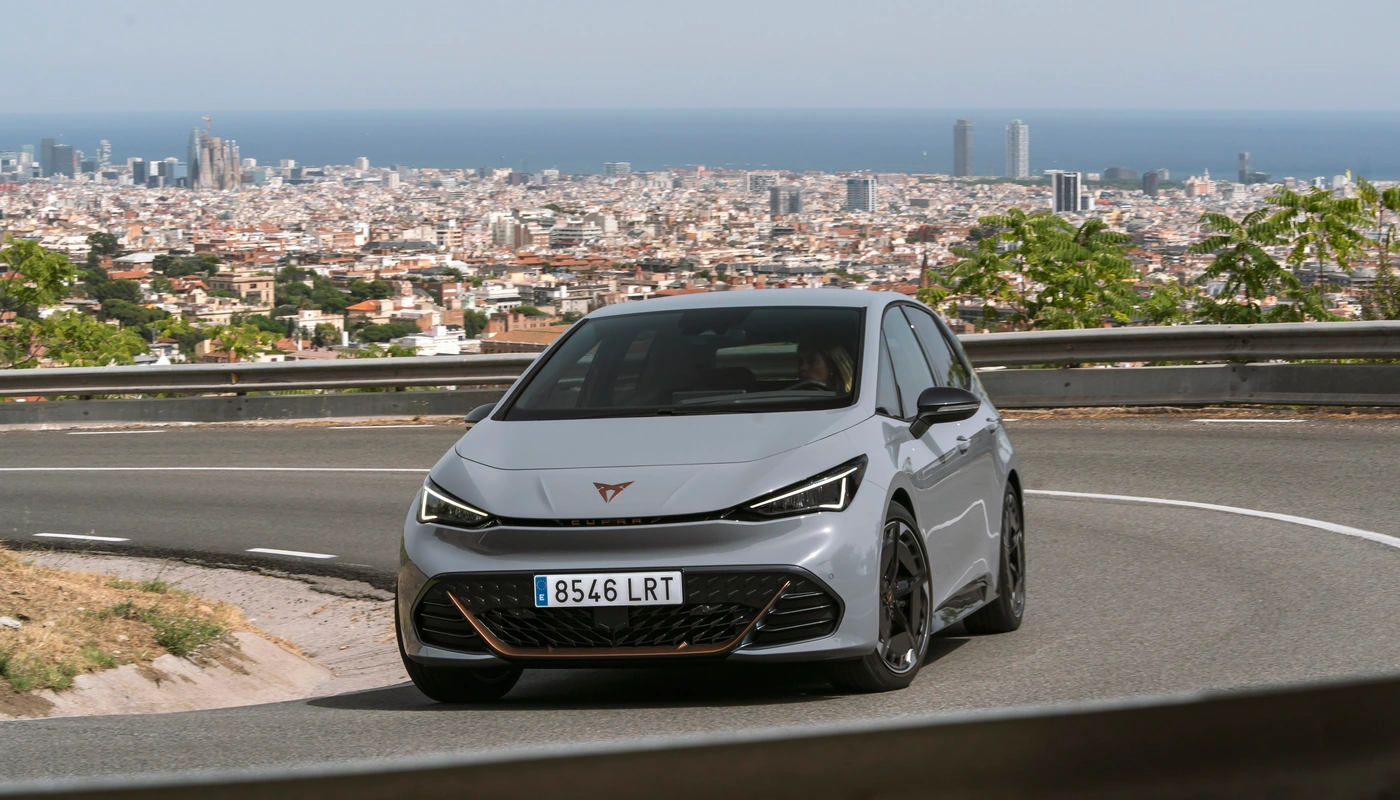 Cupra Born Standard - Contexto Entorno Real Contexto Conduciendo Exterior Frontal Exterior Frontal Izquierda