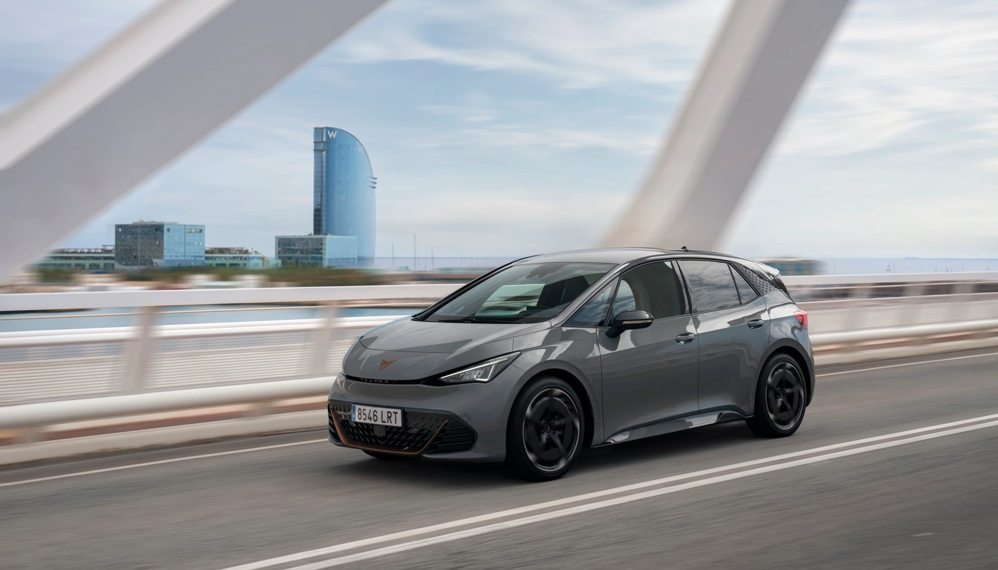 Cupra Born Standard - Contexto Entorno Real Contexto Conduciendo Exterior Frontal Izquierda