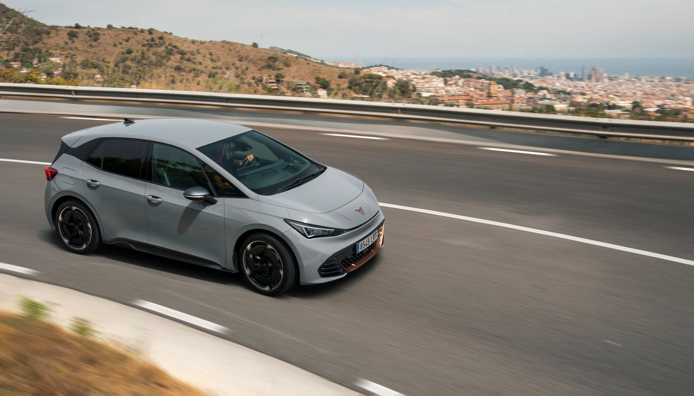 Cupra Born Standard - Contexto Entorno Real Contexto Conduciendo Exterior Lateral Derecha