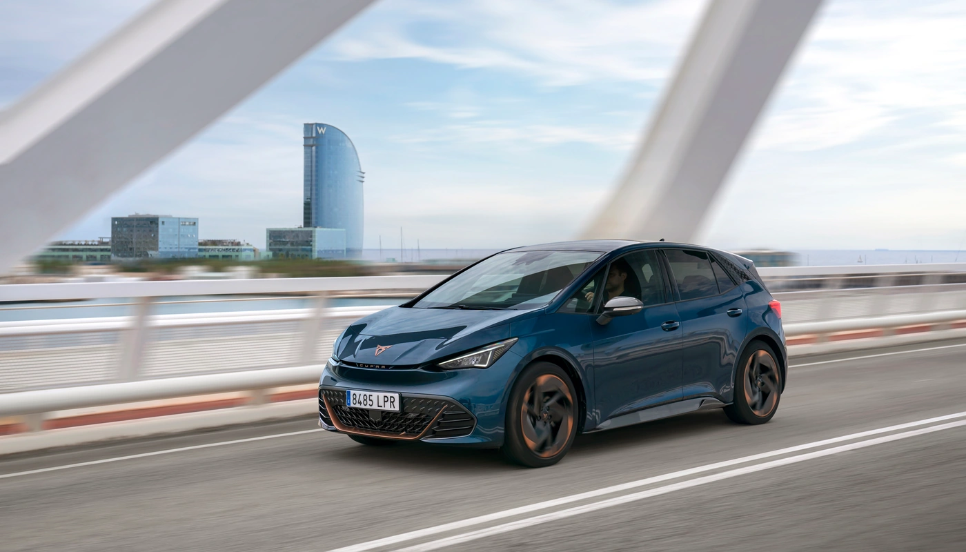 Cupra Born Vz - Contexto Entorno Real Contexto Conduciendo Exterior Frontal Izquierda